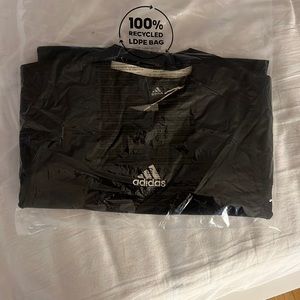 I’m selling my adidas t shirt size xs, never worn bought recently